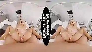 Блондинка с большими сисяндрами сосет и трахается для VR
