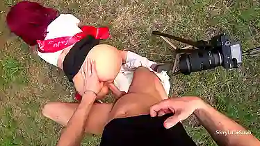 В жопу русской выпускницы пихают здоровый хуй фотографа — порно в лесу