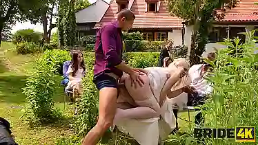 Один из гостей на свадьбе трахает невестку пока реальный жених опаздывает