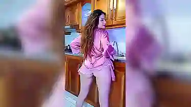 Секси мать на кухне задирает халатик, демонстрируя попку классную