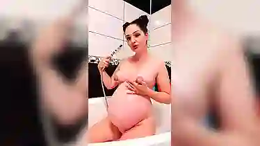 Фетиш видео с беременной в душе, ласкающей сосочки, живот и письку