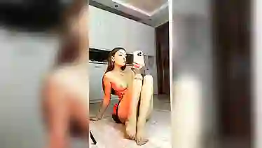 Русская секси шлюшка в юбке короткой на полу красуется грудью маленькой