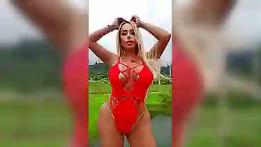 Лучшее на природе видео с сексапильной шлюшкой в красном купальнике