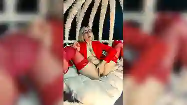 Очкастая блондинка в красных чулках громок кончает от дрочки пизды пальцами