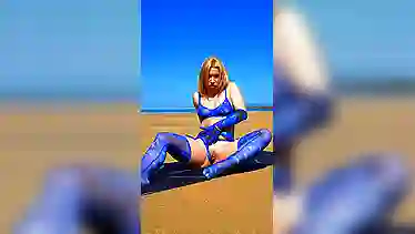 На пляже бесплатно раздвигает ножки, показывая мокрую розовую письку