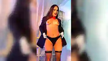 Секси телка чулочки чёрные надевает, красуясь сочной жопой и титьками
