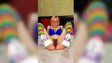 Мохнатая пизда девушки эпично смотрится в кроватке с расставленными ногами