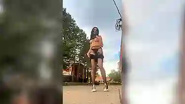 Голая по улице шлюшка в чулочках показывает сиськи и сочную спортивную попку