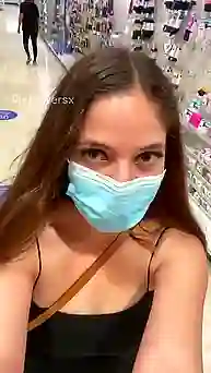 Сучка публично сиськи показала в магазине, снимая порно стрим без трусиков