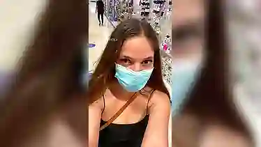 Сучка публично сиськи показала в магазине, снимая порно стрим без трусиков