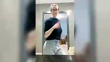 Страшная девушка в очках решила показать голые сиськи натуральные на телефон