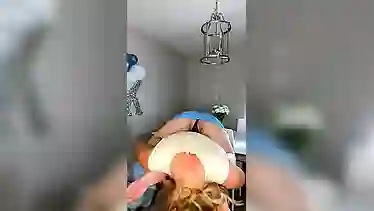 Подруги трусы в камеру светят и пизду почти показывают пока бухие веселятся