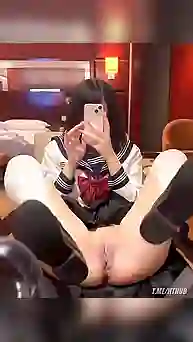 В японской студенческой форме фанатка азиаток показала пизду бритую на телефон