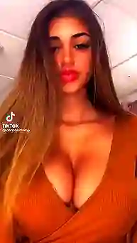 Порно ТикТок видос от грудастой любительницы трясти сиськами и жопой перед телефоном