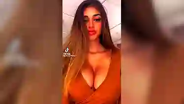 Порно ТикТок видос от грудастой любительницы трясти сиськами и жопой перед телефоном