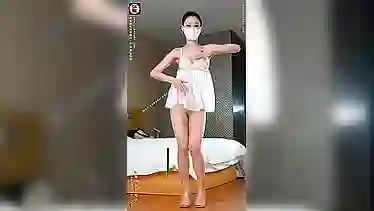 Китайская девушка без трусов снимает секси тик ток видео в белом платье