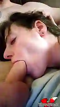 Минет спящей бабе в ротик, парень пихает короткий хуй в надежде на отсос