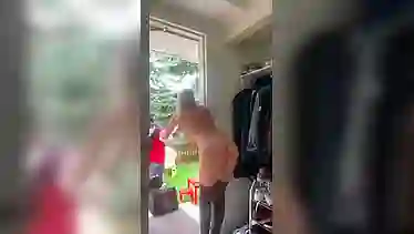 Я встретила голышом доставщика еды, парень был в шоке от голых сисек и пизды