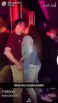 Потаскушка отсасывает на вечеринке парню, не стесняясь съёмки телефонов