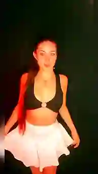 Зацените моё платье, а под ним трусики и бритая пизда с маленькой грудью ждет