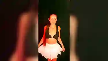 Зацените моё платье, а под ним трусики и бритая пизда с маленькой грудью ждет