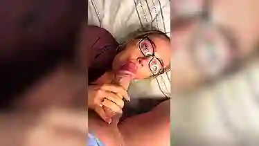 Девушка в очках работает ручками и ротиком по члену длинному от первого лица