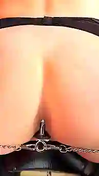 Я люблю в жопу засовывать секс-игрушки, пробки и мастурбировать дырку так