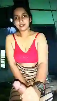 Индийская женщина дрочит хуй парню, пока тот снимает xxx видос от первого лица