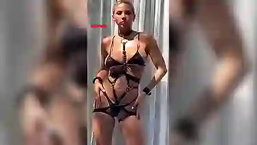 Немецкая сука вертится перед камерой в сексуальном наряде перед съемками БДСМ порно