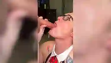 Короткий XXX ролик, где девушка с грудями сочными домашний минет ебашит