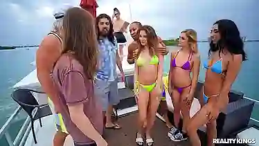 Сука в бикини получает кремпай письки на яхте после пьяной порно вечеринки