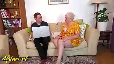 Не каждая бабка может так трахаться, но знакомая мамы оказалась шлюшкой для парня