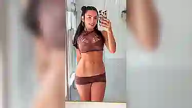 Красота женской груди от сексуальной студентки 19-летней — соски видны