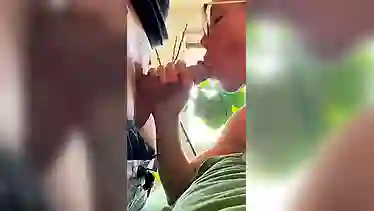 Жена в очках сосет хуй мужу — красивое xxx шортс видео глубокого минета