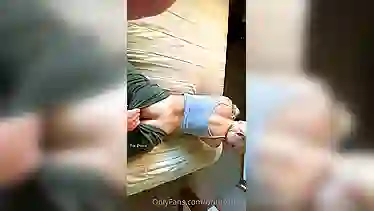 Руки сами тянутся к попке красотки, лежащей перед чуваком в штанишках