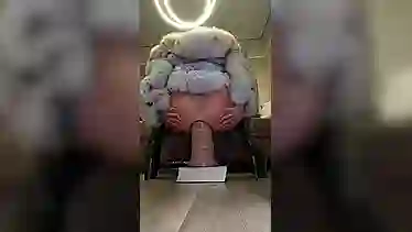 Вот это вместительная жопа — бездонный пердак засосал резиновый дилдо хуй