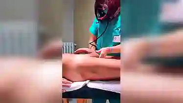 Вот это приём у доктора — баба врач сосёт хуй и доводит болт до извержения спермы