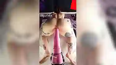 Хардкор ебля огромным гигантским дилдо в глубины вместительной пизды секс машиной