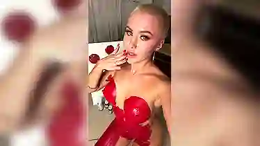 Блонди с бритой башкой порно боди арт устроила, покрасив сиськи голые в красный