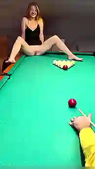 Забил в лунку — играть в бильярд можно и так: шарик в бритую пизду залетает Вике