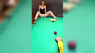 Забил в лунку — играть в бильярд можно и так: шарик в бритую пизду залетает Вике