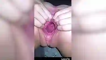 Глубину пизды показала, расширяя вагинальную дырочку пальчиками в кадре