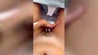 Сняла штаны, потянулась рукой, стала мастурбировать письку на диване голышом