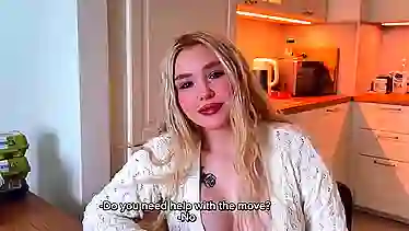 Сочная соседка с пышной грудью не против получать от мужика хуй в рот и пизду