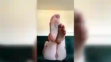 Любители ножек в восторге, девушка фетиш порно видео снимает голенькая