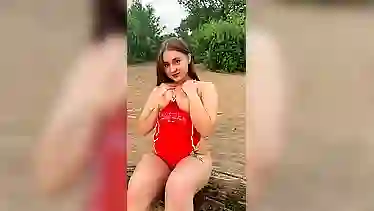 Милашка в секси купальнике открывает пляжный сезон эротикой у речки